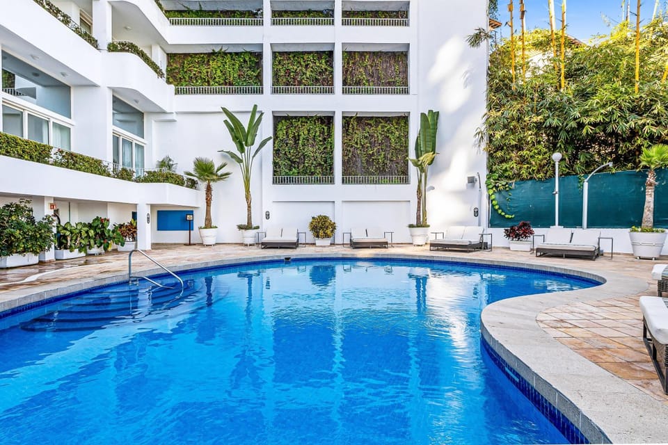 Property building, Day, Pool view, Swimming pool, Swimming pool, sunbed