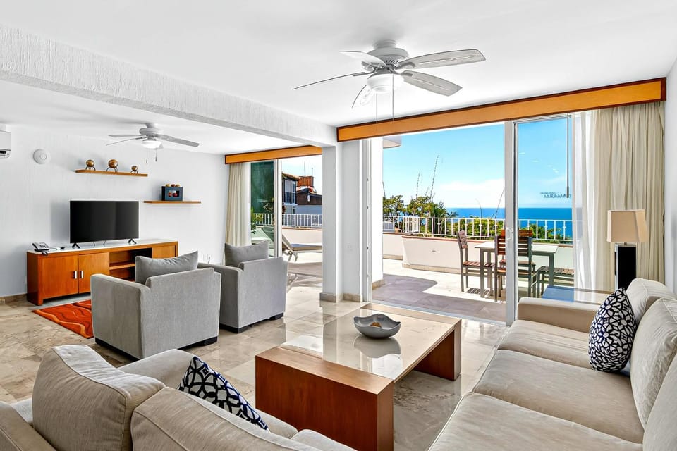 Day, TV and multimedia, Living room, Seating area, Sea view