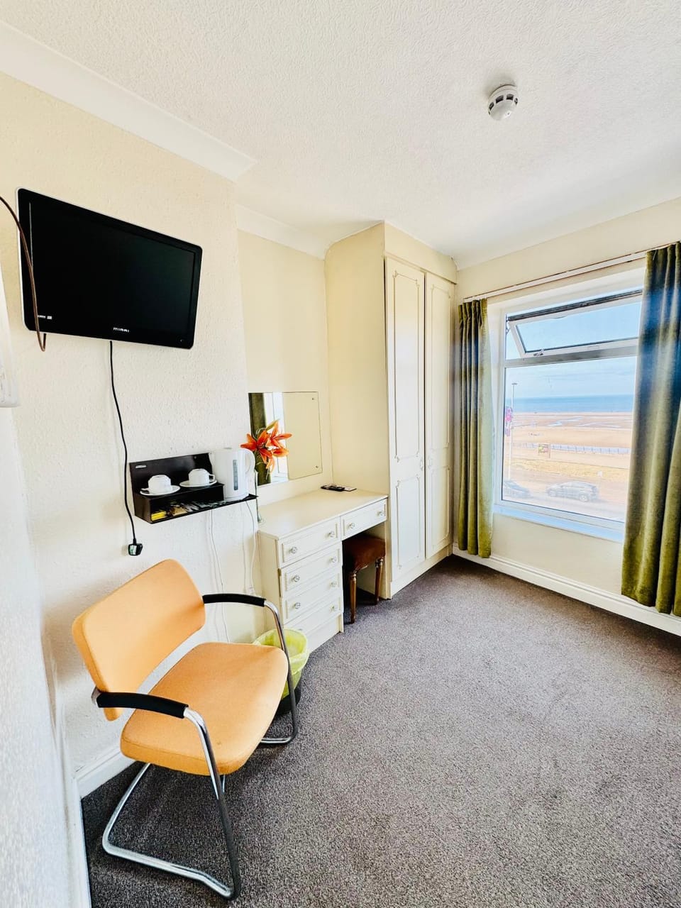Cherish Lewis Sea View Hotel- Free Welcome Drink Hotel in Blackpool