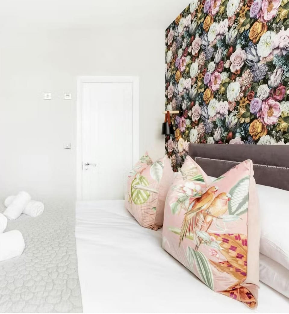Property building, Bed, Photo of the whole room, Bedroom, towels