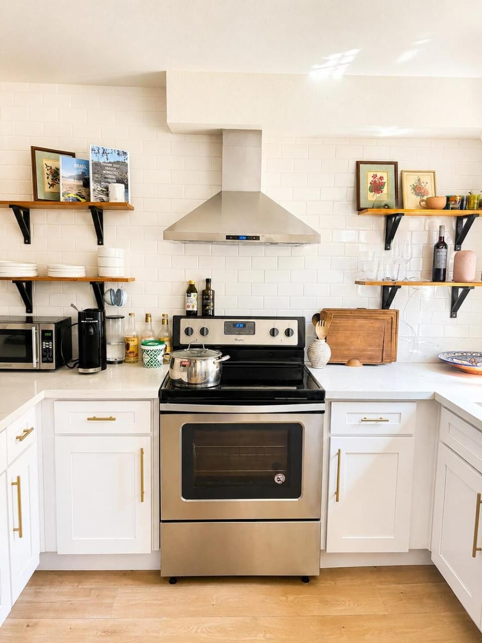Coffee/tea facilities, Kitchen or kitchenette, dishwasher, oven, stove