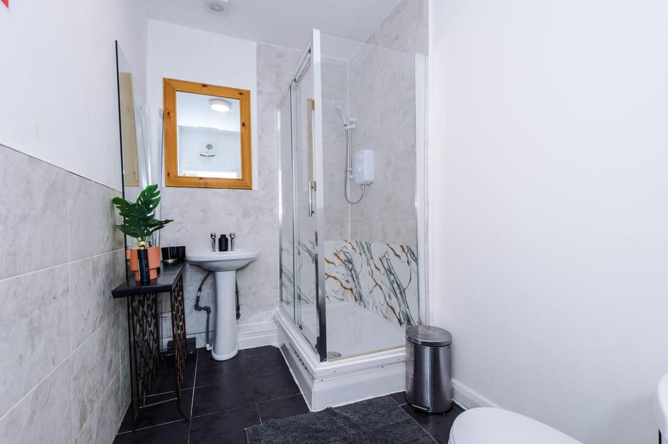 The Pendleton, Salford, 3-Bed Apartment, Free Parking, 3 Mins to City By Kammili Properties Apartment in Salford