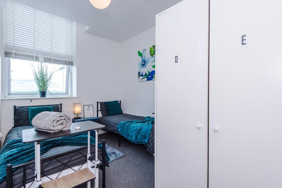 The Pendleton, Salford, 3-Bed Apartment, Free Parking, 3 Mins to City By Kammili Properties Apartment in Salford