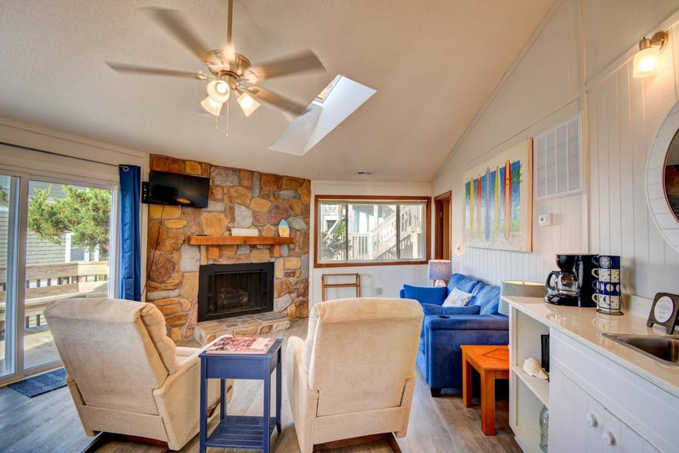 Charming 2-bedroom home in Topsail Beach, perfect for family getaways! House in Topsail Beach