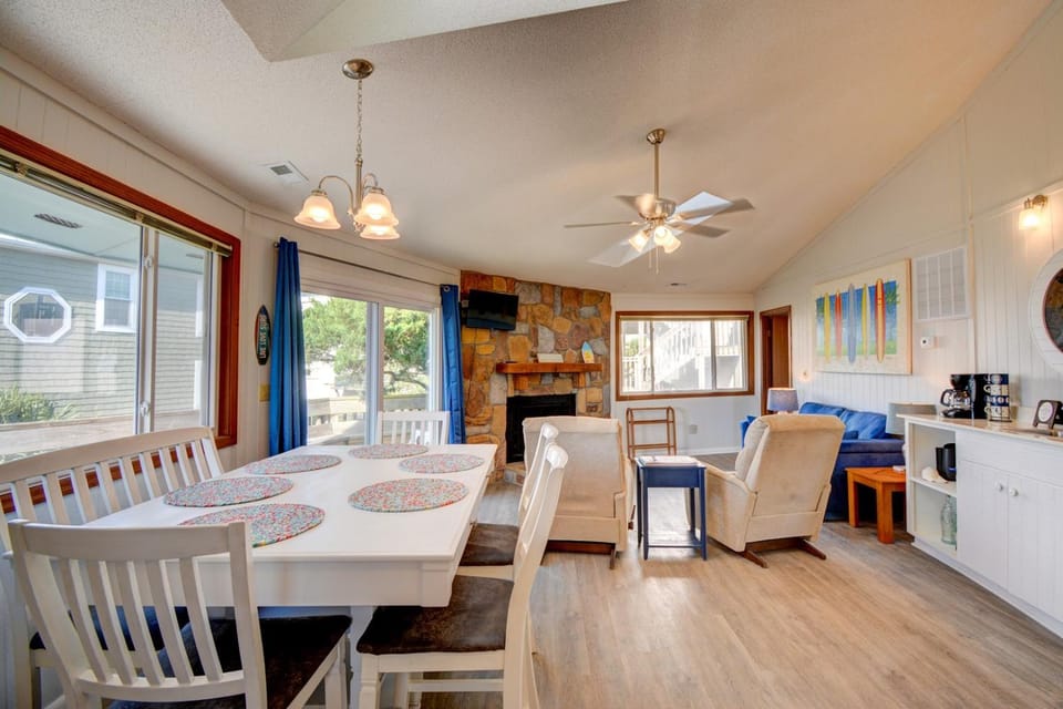 Charming 2-bedroom home in Topsail Beach, perfect for family getaways! House in Topsail Beach