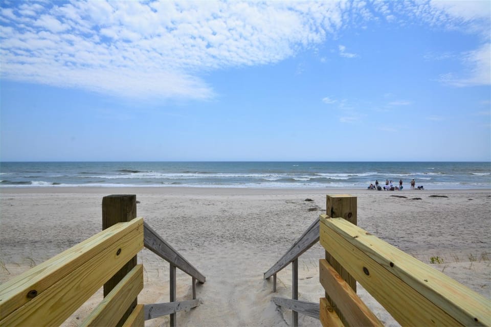 Oceanfront 4BR duplex in North Topsail Beach, sleeps 10, dog-friendly House in North Topsail Beach