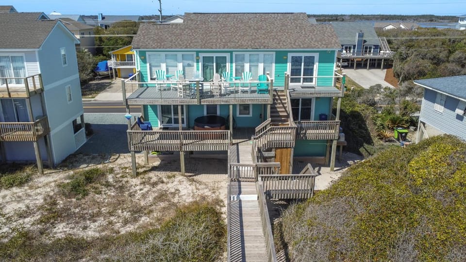 Oceanfront 5BR home in Surf City NC - Sleeps 15 with spacious amenities House in Surf City
