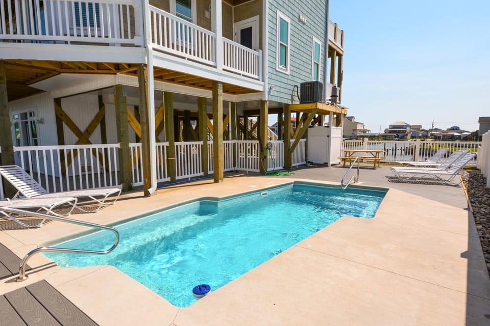 Swimming pool