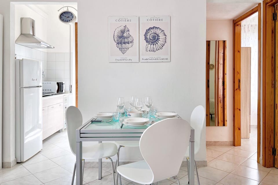 Photo of the whole room, Dining area