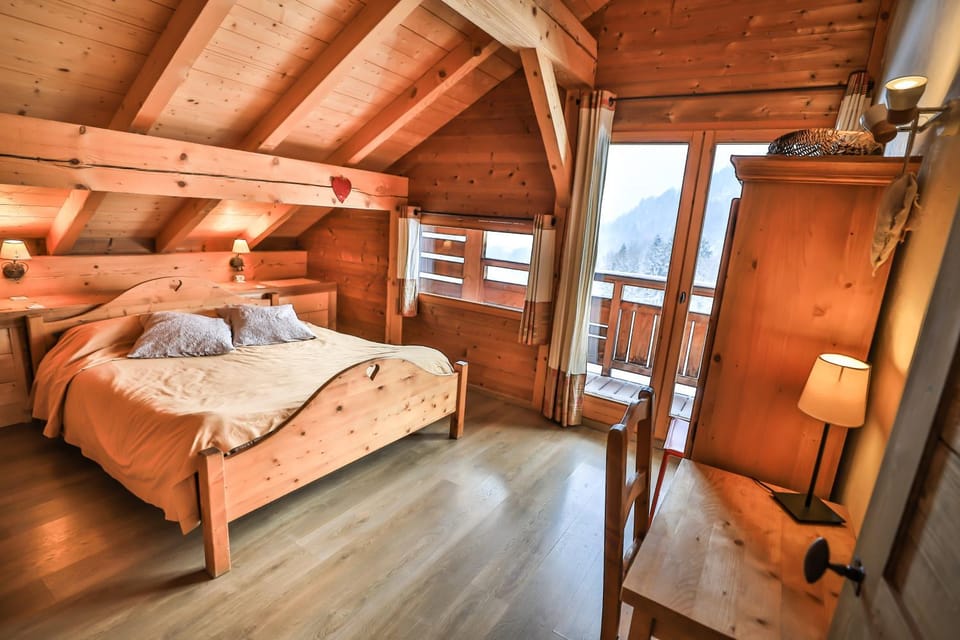 Photo of the whole room, Bedroom, Mountain view