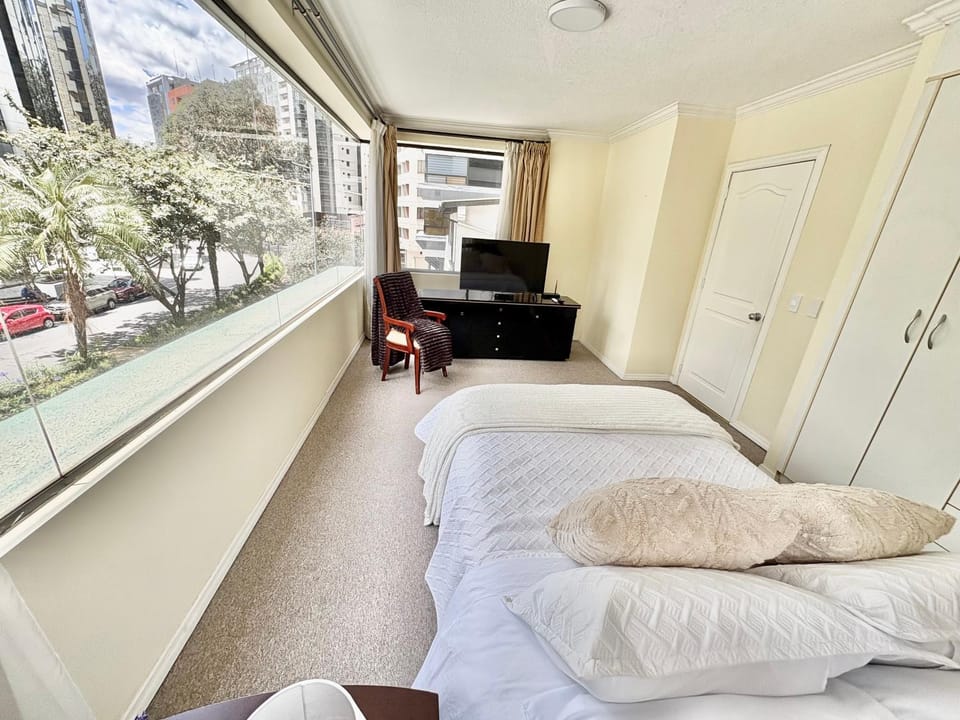 Bed, TV and multimedia, Photo of the whole room, Bedroom