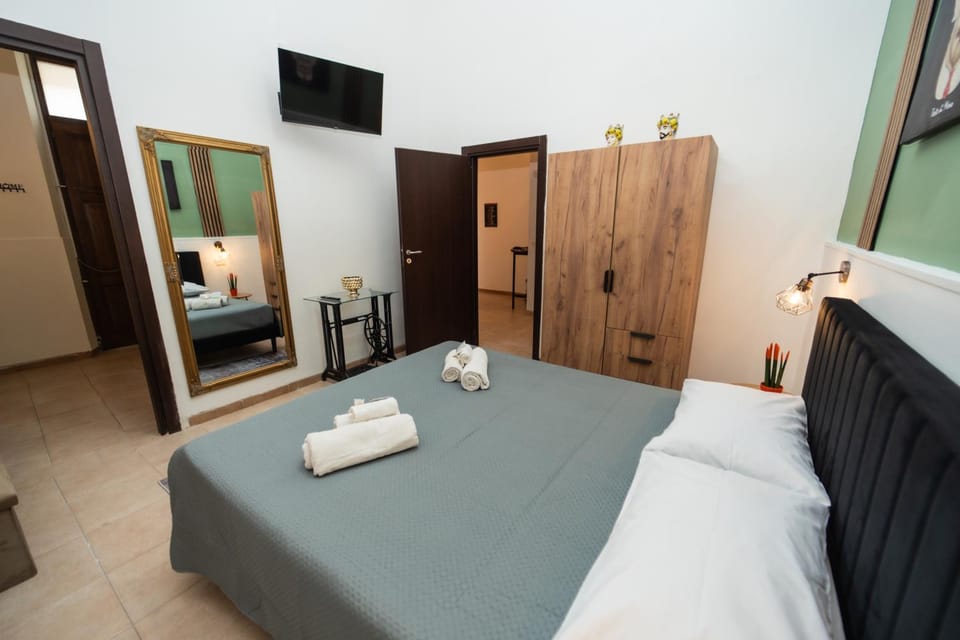 Bed, TV and multimedia, Photo of the whole room, Bedroom, towels, wardrobe