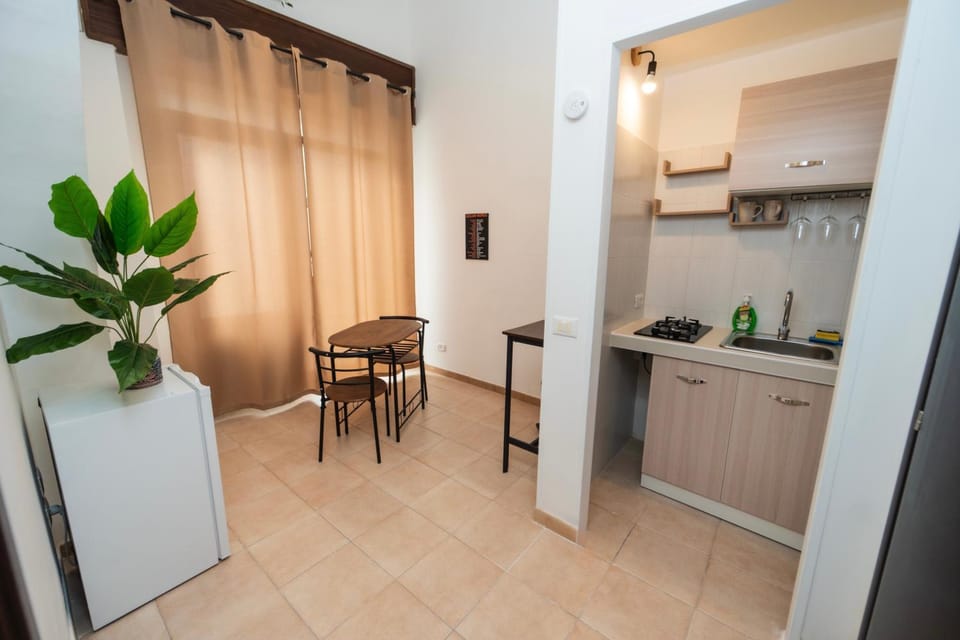 Kitchen or kitchenette, Dining area, minibar, stove