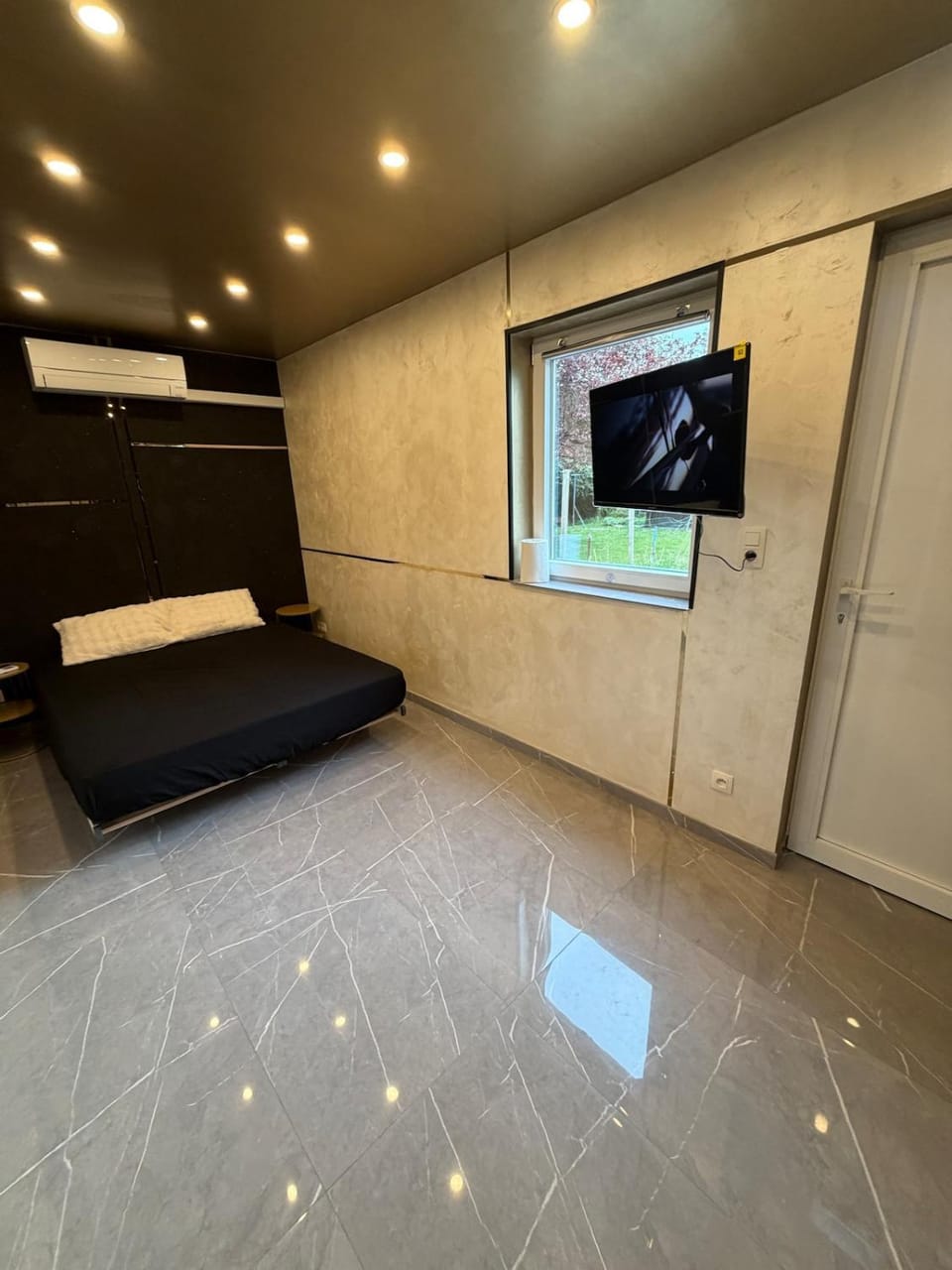 Luxury studio with Bukhari Luxury Rental Apartment in Belgium
