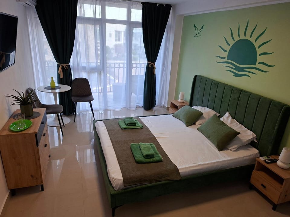 Bed, TV and multimedia, Living room, Photo of the whole room, Bedroom