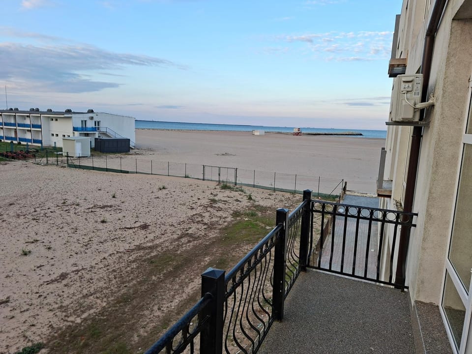 Property building, Balcony/Terrace, Beach