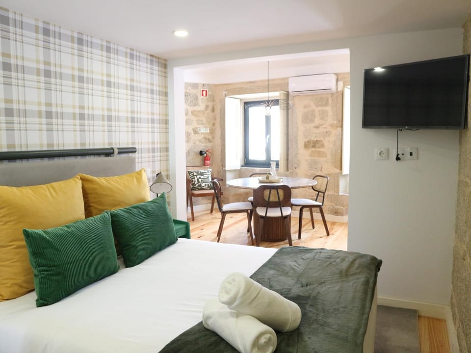 Bed, TV and multimedia, Dining area, Bedroom