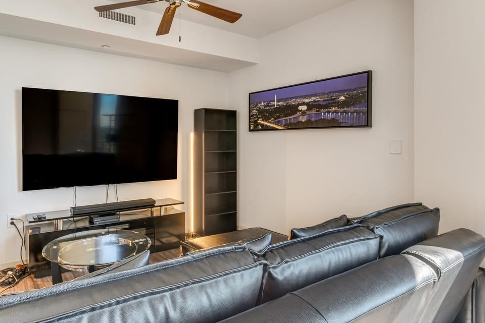1 Mi to DCA Airport: Potomac Yard Apt w/ Pool House in Crystal City