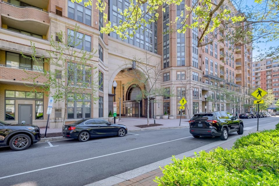 1 Mi to DCA Airport: Potomac Yard Apt w/ Pool House in Crystal City