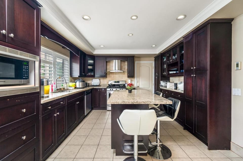 Unit in Dunbar near UBC and public transit Vacation rental in Vancouver