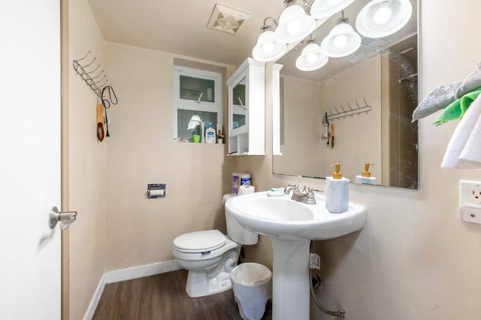 Unit in Dunbar near UBC and public transit Vacation rental in Vancouver