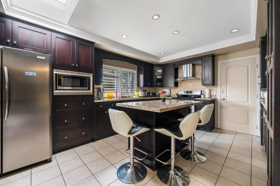 Unit in Dunbar near UBC and public transit Vacation rental in Vancouver