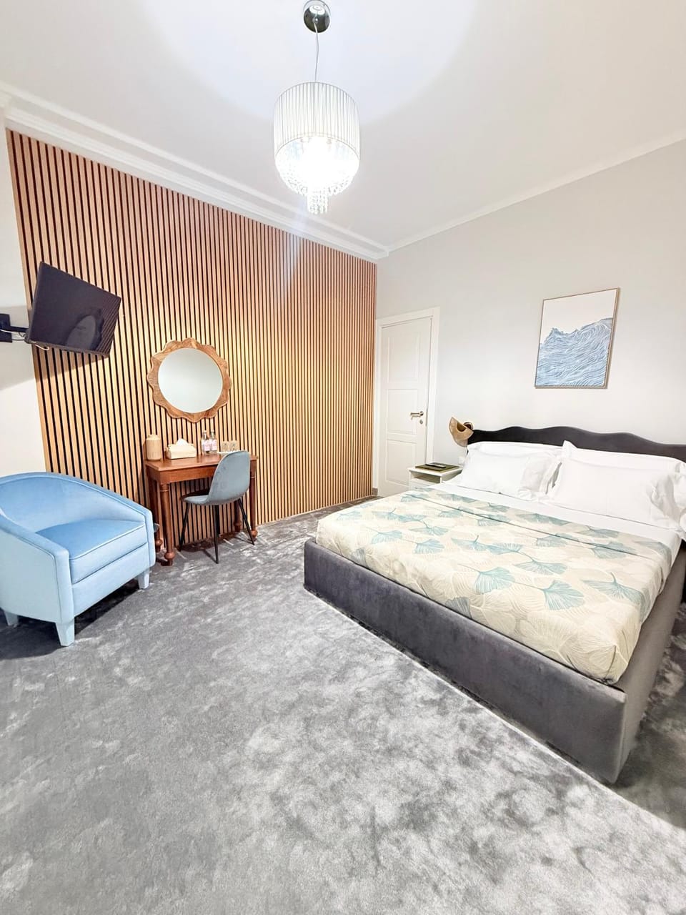 Bed, TV and multimedia, Photo of the whole room, Bedroom