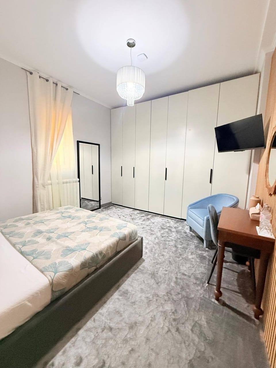 Photo of the whole room, wardrobe