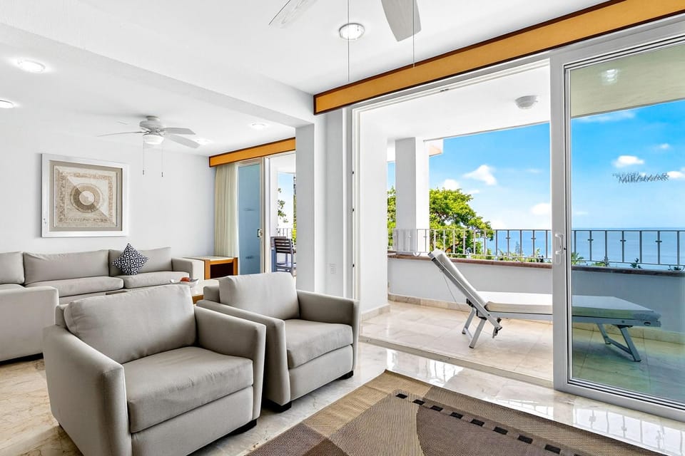 View (from property/room), Balcony/Terrace, Living room, Seating area, sunbed