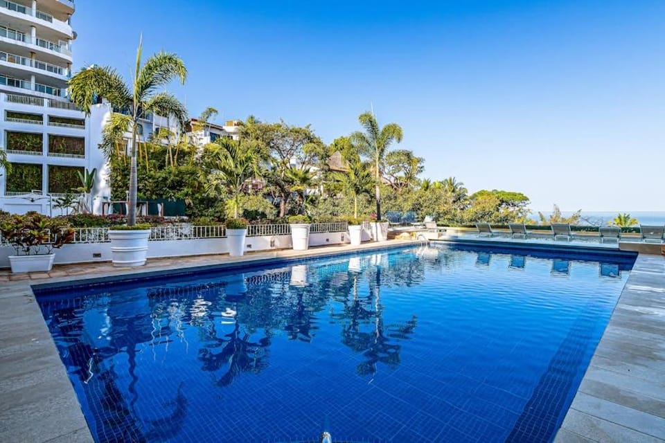 Day, Swimming pool, sunbed