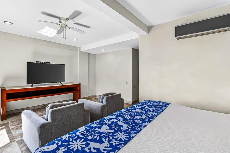 Bed, TV and multimedia, Seating area, Bedroom