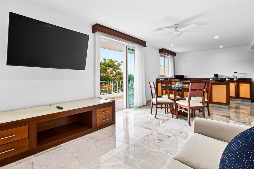 TV and multimedia, Living room, Seating area, Dining area