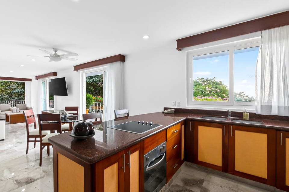 TV and multimedia, Kitchen or kitchenette, Living room, Seating area, Dining area, kitchen