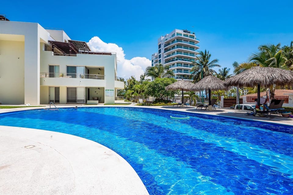 Property building, Day, Swimming pool, Swimming pool, sunbed