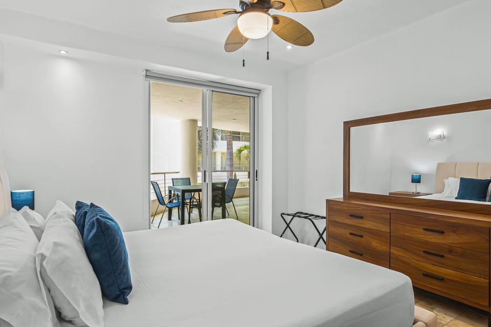 Bed, Seating area, Dining area, Bedroom