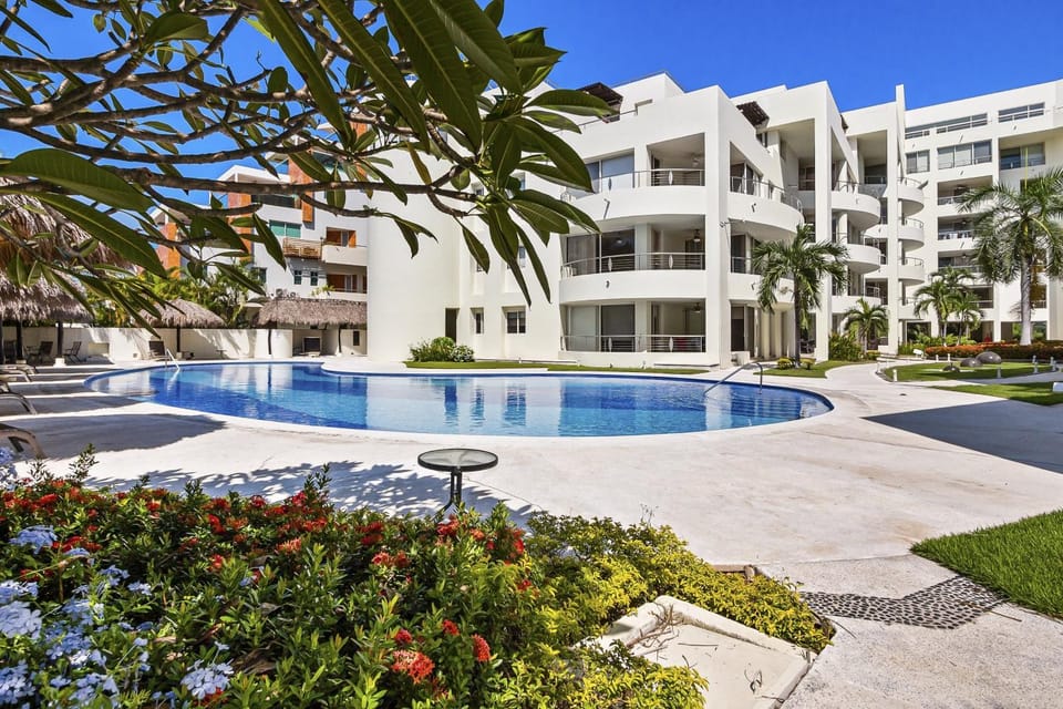 Property building, Day, Swimming pool, sunbed