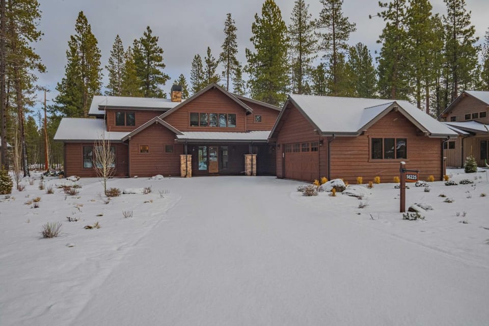 Property building, Facade/entrance, Natural landscape, Winter