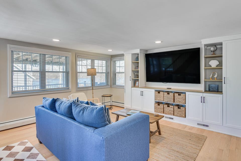New England Cottage! Water Views & Decks House in Tiverton