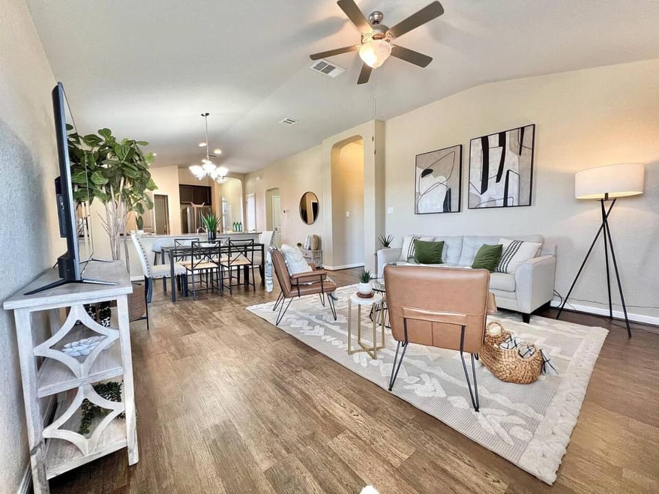 4BR Home San Antonio, Prime Location, Fast Wi-Fi-SR House in San Antonio