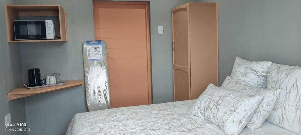Bed, Bedroom, microwave, oven