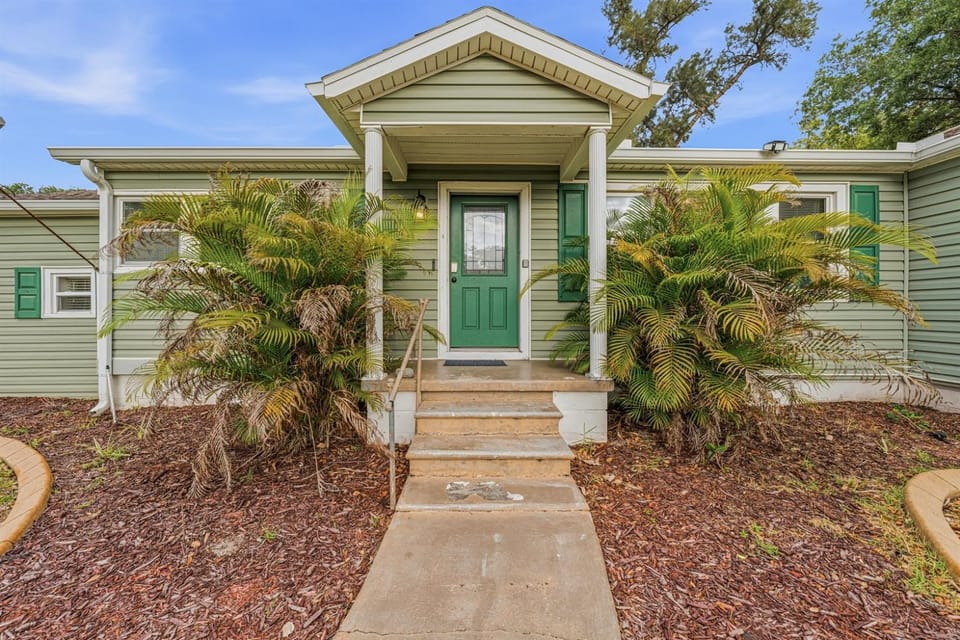 Spacious 4BR Retreat w Game Room Patio Apartment in Tampa
