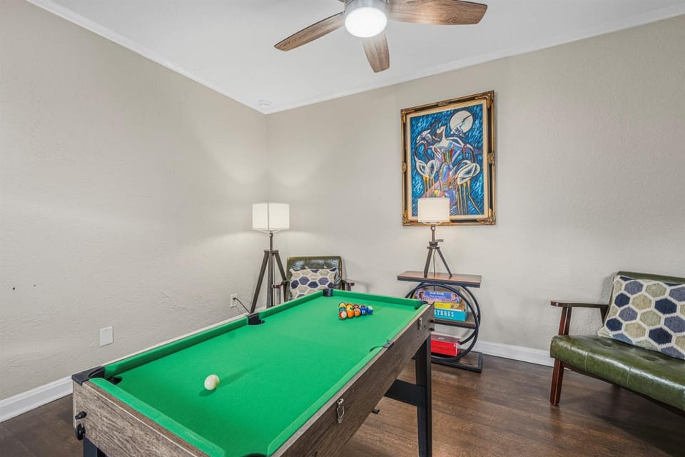 Spacious 4BR Retreat w Game Room Patio Apartment in Tampa