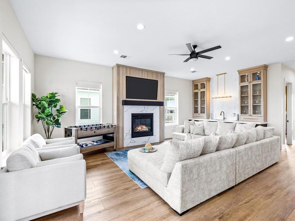 TV and multimedia, Living room, Seating area, fireplace