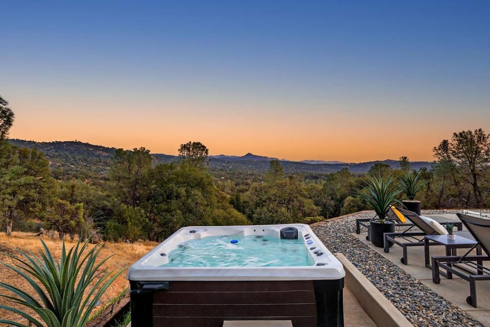Yosemite Serenity:Pool, View, HotTub, New Kitchen! House in Bootjack