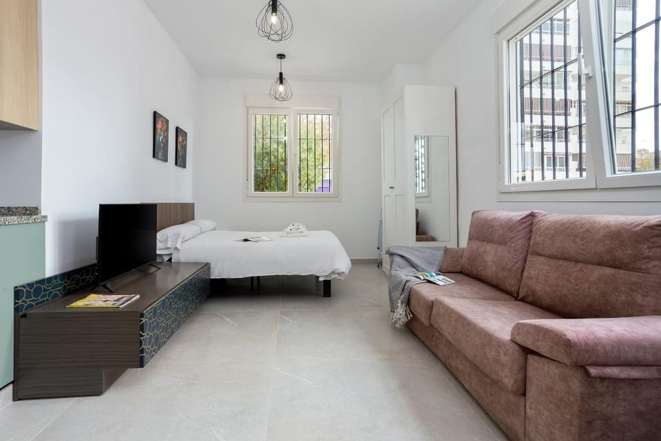 Property building, Bed, TV and multimedia, Living room, Photo of the whole room, Bedroom