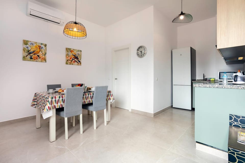 Kitchen or kitchenette, Dining area, air conditioner