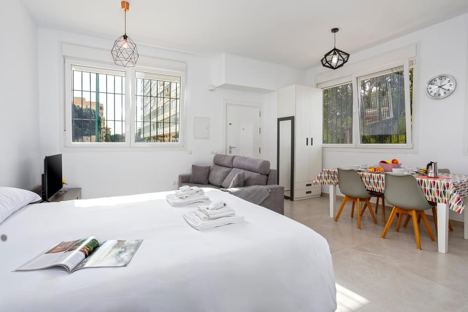 Bed, TV and multimedia, Living room, Photo of the whole room, Dining area, towels