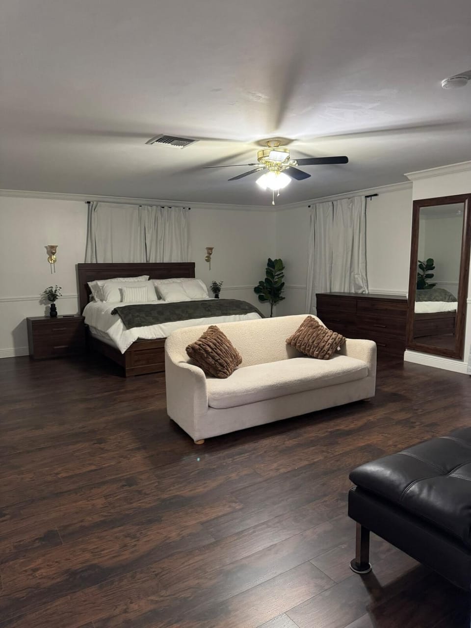 Beach Mansion 3 minute Drive to the Beach! House in Pompano Beach
