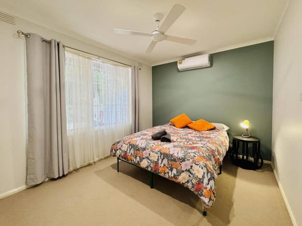 Cozy home in Notting Hill, Australia House in City of Monash