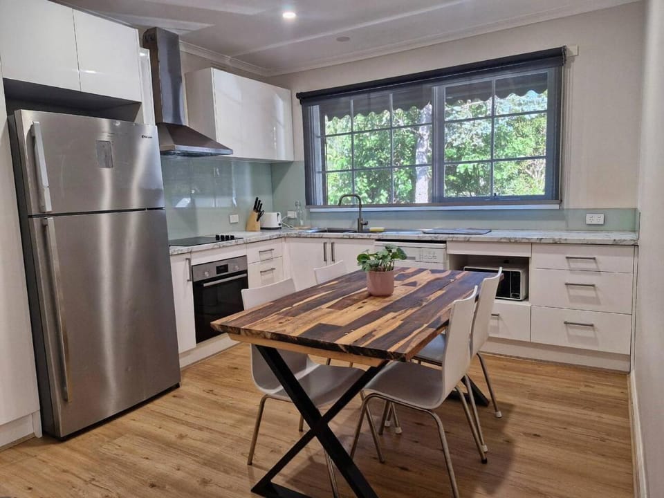 Cozy home in Notting Hill, Australia House in City of Monash